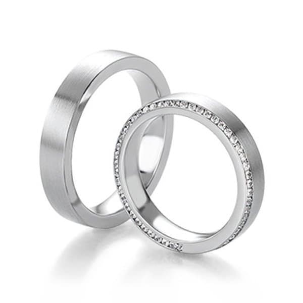 Обручальные кольца с дорожкой из бриллиантов